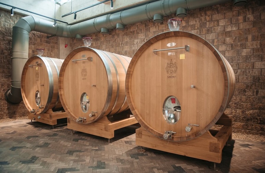 Но уже в&nbsp2018 году Имение «Сикоры» стало одним из самых современных винодельческих хозяйств России с производительностью до&nbsp300 000 бутылок в год.